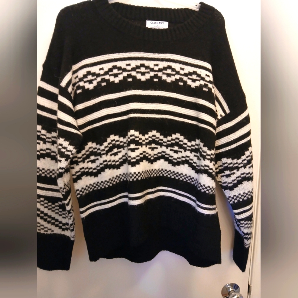 Old Navy Black and White Knit Sweater
